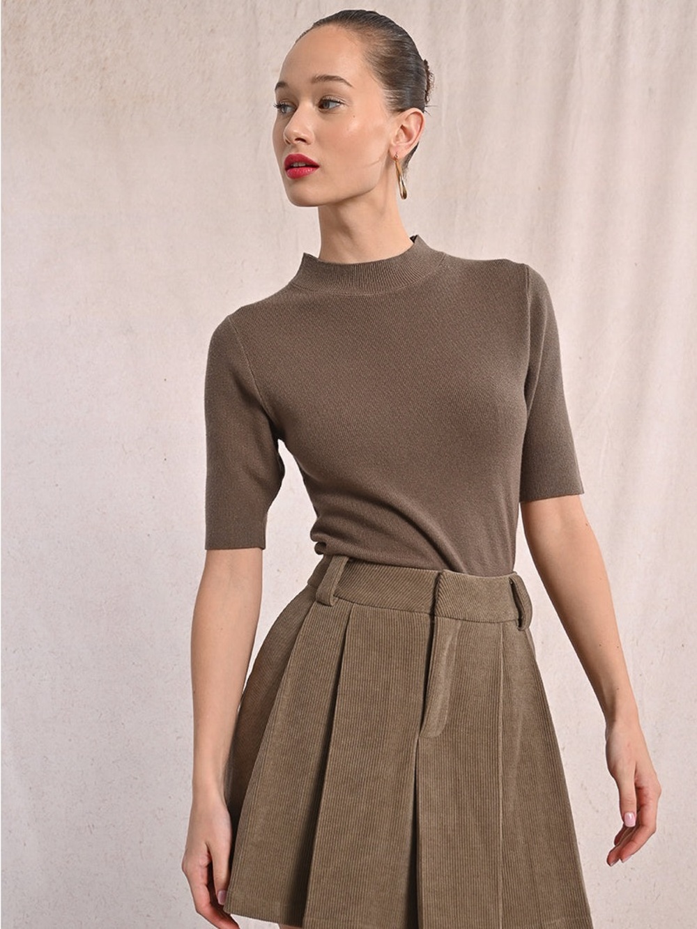 Molly Bracken Khaki Brown Minimalist Short Sleeve Knit Sweater Top Large NWT - Picture 2 of 15